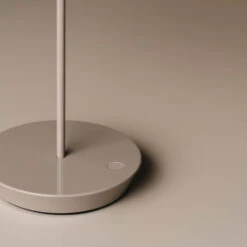 Vibia Mayfair Mini LED-Tischleuchte, Akku, Beige -Philips Store 10000834 7