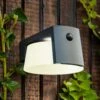 LED-Solar-Wandleuchte Moon, Bewegungssensor, IP44 -Philips Store 10013354