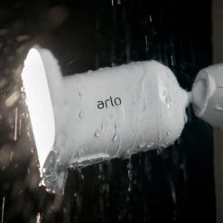 Arlo Pro 3 Flutlichtkamera, Weiß -Philips Store 1080025 2