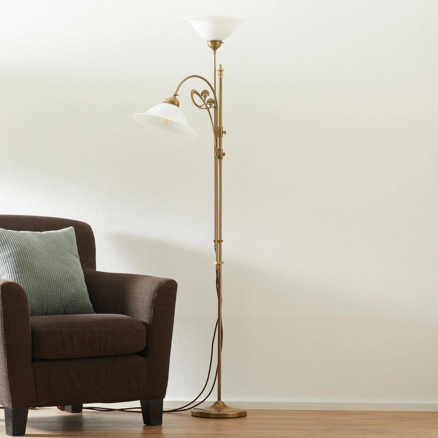 Messing-Stehleuchte Alwine Zweiflammig 4 Messing-Stehleuchte Alwine Zweiflammig – Bild 2