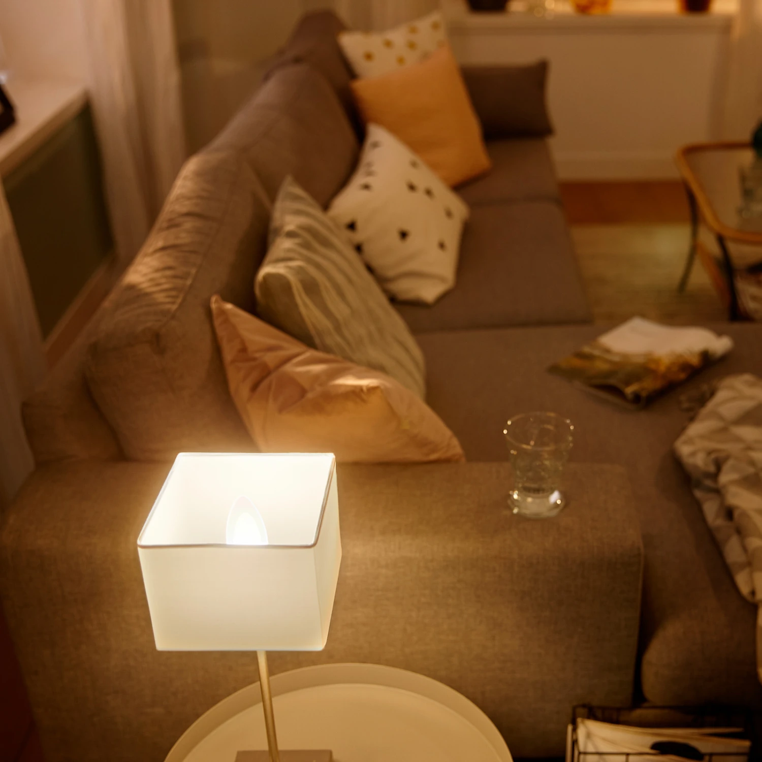 Philips Hue White 5,5W E14 LED-Kerzenlampe 2er-Set 8 Philips Hue White 5,5W E14 LED-Kerzenlampe 2er-Set – Bild 6