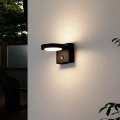 Lucande Belna LED-Außenwandlampe, Grafit, Sensor
