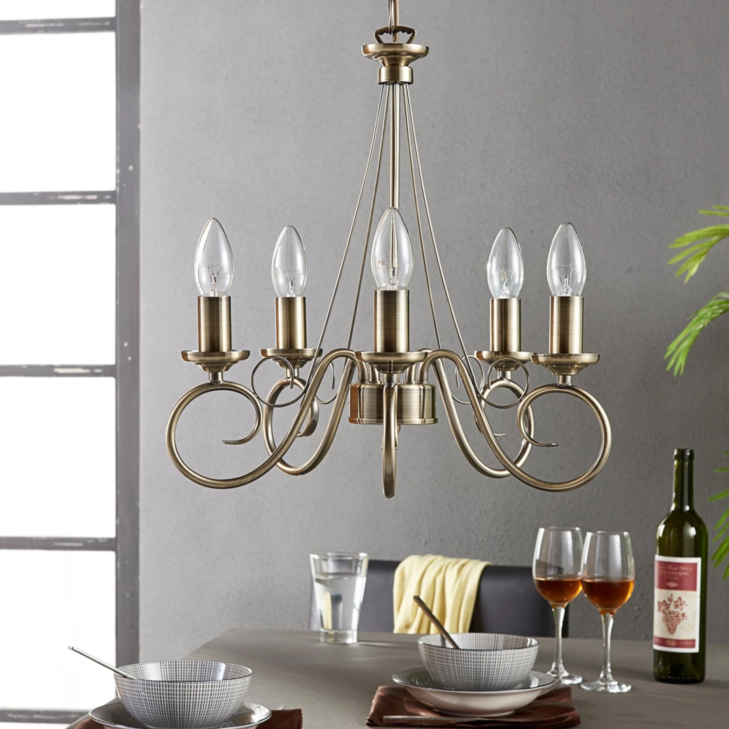 Kronleuchter Marnia, Altmessing, 5-flammig 4 Kronleuchter Marnia, Altmessing, 5-flammig – Bild 2