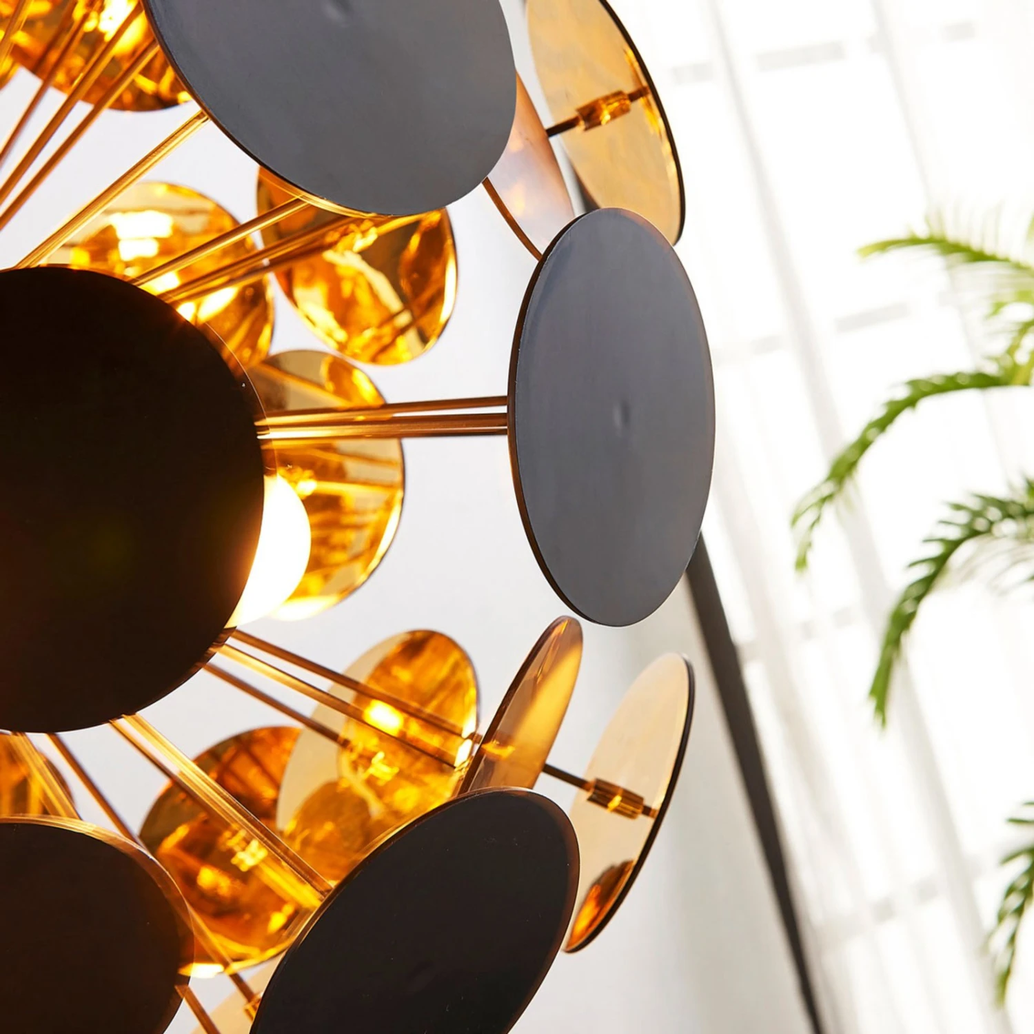 Hängelampe Kinan Mit Scheiben In Schwarz U. Gold 7 Hängelampe Kinan Mit Scheiben In Schwarz U. Gold – Bild 5