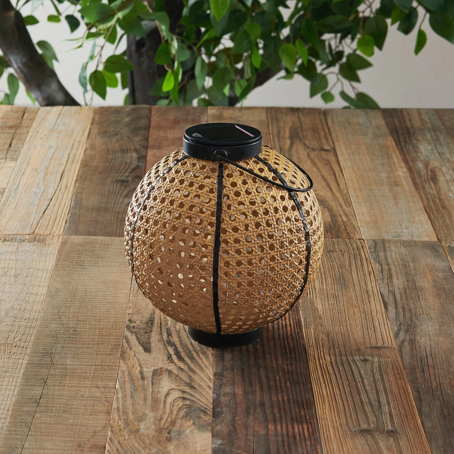 Lindby Lemark LED-Solarlaterne, Kugel, Tragbar 4 Lindby Lemark LED-Solarlaterne, Kugel, Tragbar – Bild 2