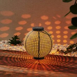 Lindby Lemark LED-Solarlaterne, Kugel, Tragbar 15 Lindby Lemark LED-Solarlaterne, Kugel, Tragbar -Philips Store 9945519 2