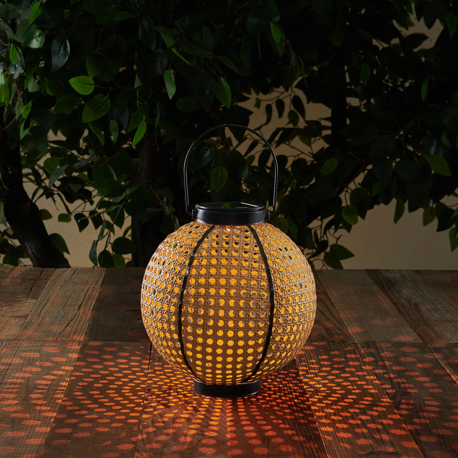 Lindby Lemark LED-Solarlaterne, Kugel, Tragbar 6 Lindby Lemark LED-Solarlaterne, Kugel, Tragbar – Bild 4