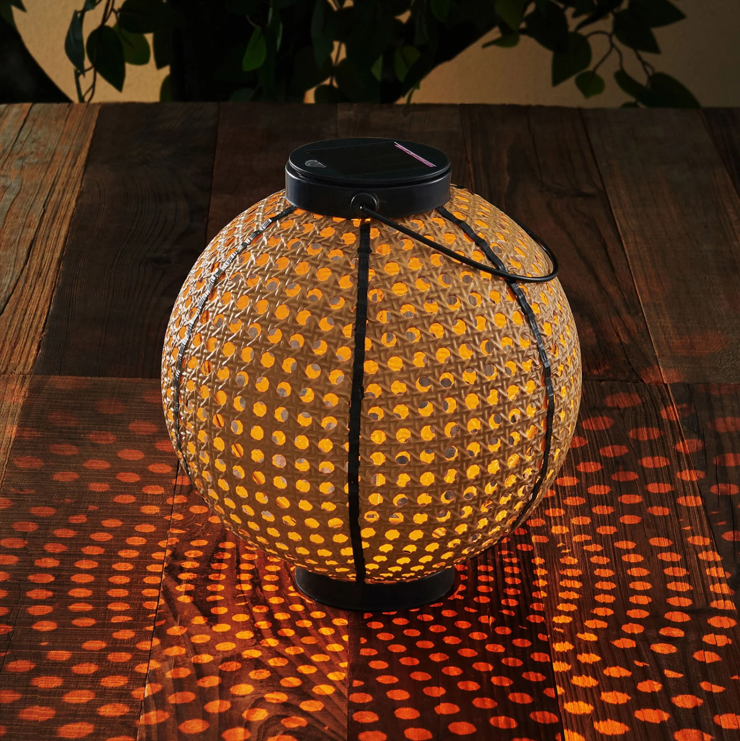 Lindby Lemark LED-Solarlaterne, Kugel, Tragbar 3 Lindby Lemark LED-Solarlaterne, Kugel, Tragbar