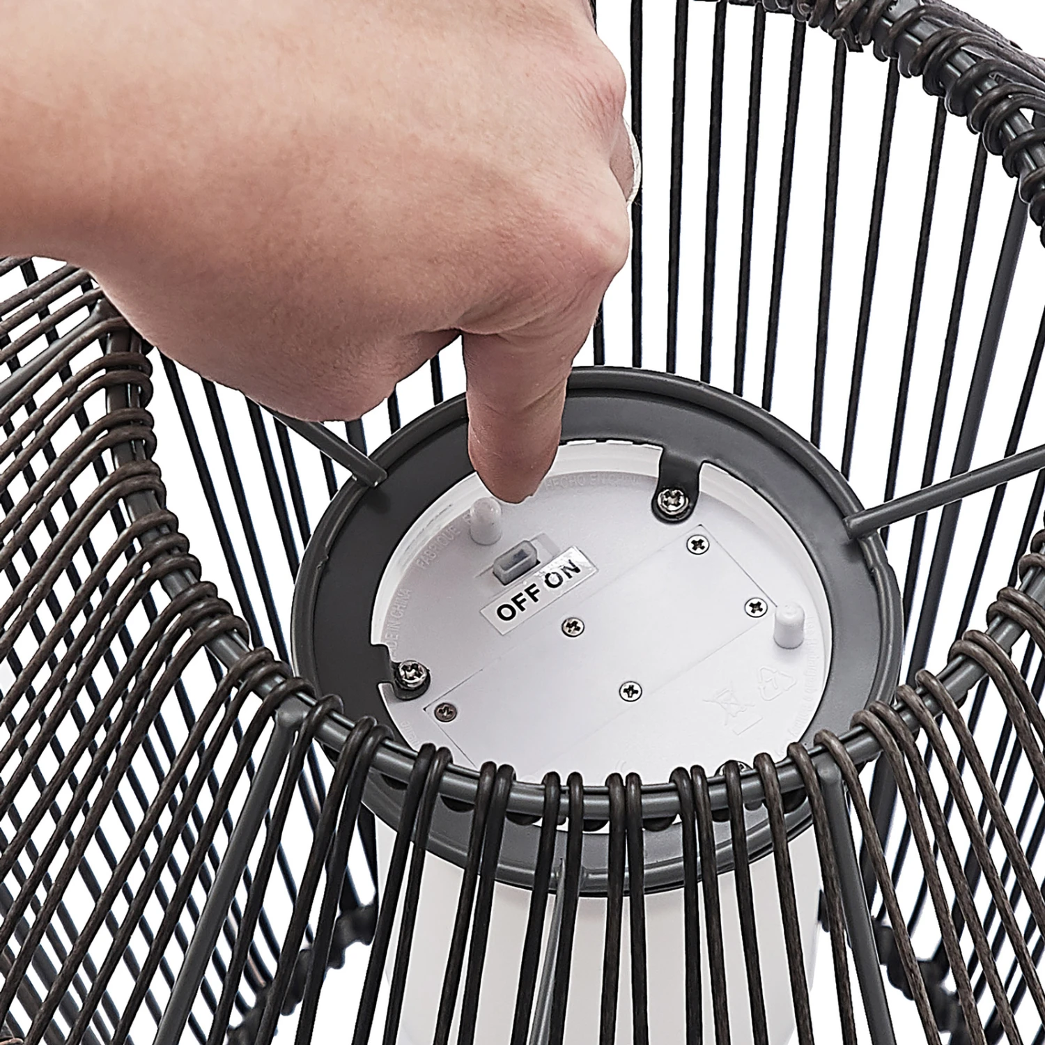 Lindby Kaati LED-Solar-Laterne, Rattanoptik, 26 Cm 11 Lindby Kaati LED-Solar-Laterne, Rattanoptik, 26 Cm – Bild 9